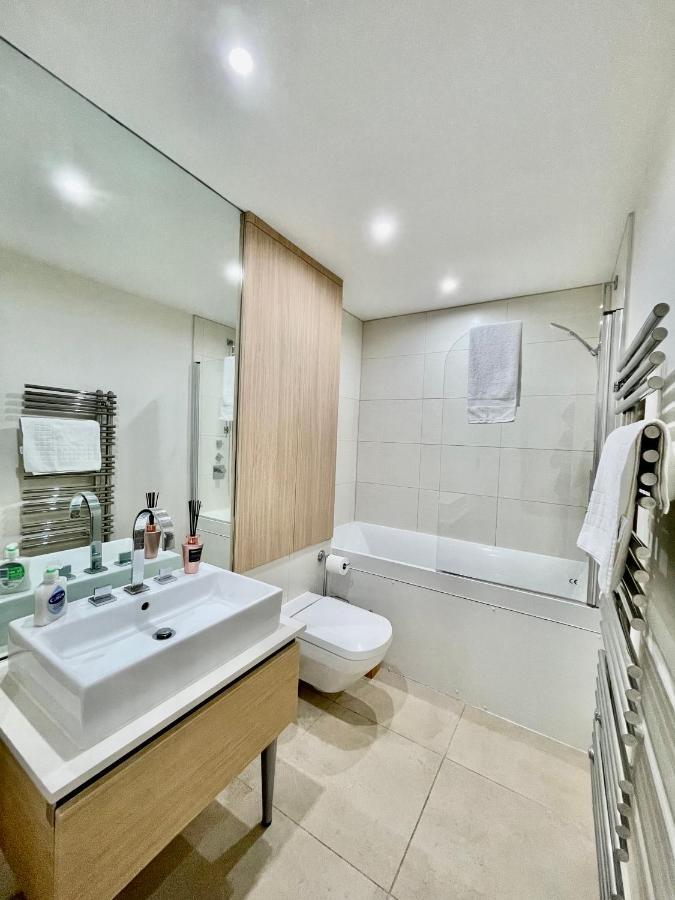 Gunwharf Quays Harbour Apartments พอร์ตสมัธ ภายนอก รูปภาพ
