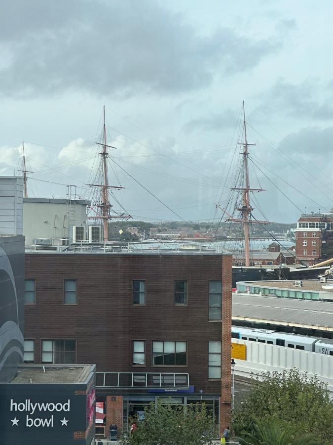 Gunwharf Quays Harbour Apartments พอร์ตสมัธ ภายนอก รูปภาพ