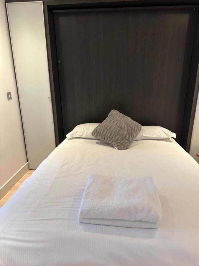 Gunwharf Quays Harbour Apartments พอร์ตสมัธ ภายนอก รูปภาพ