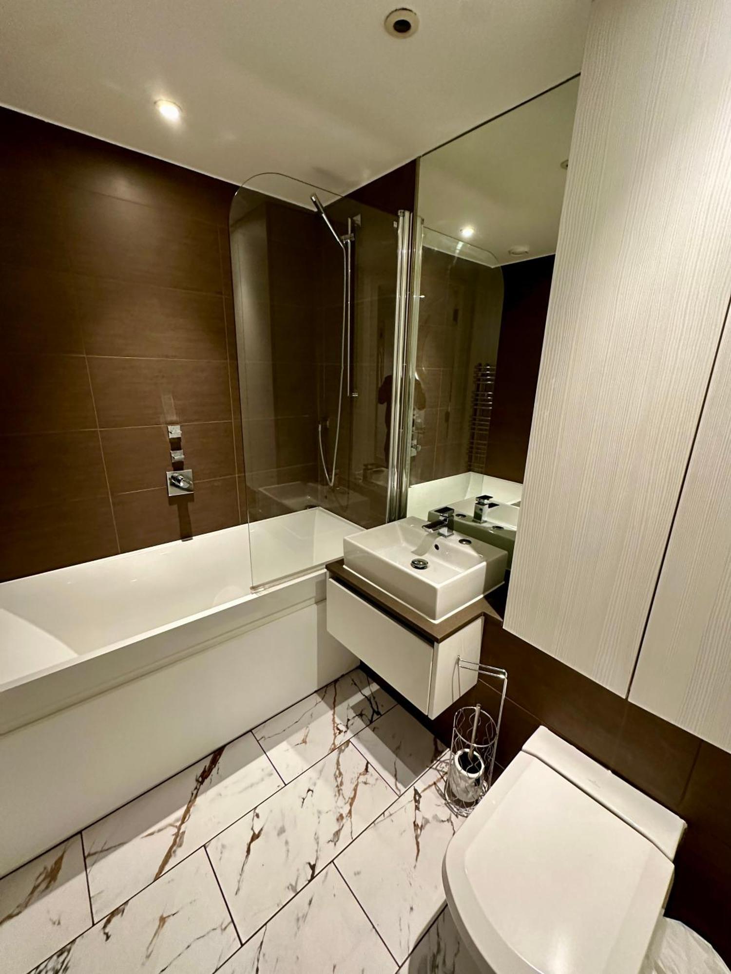 Gunwharf Quays Harbour Apartments พอร์ตสมัธ ภายนอก รูปภาพ