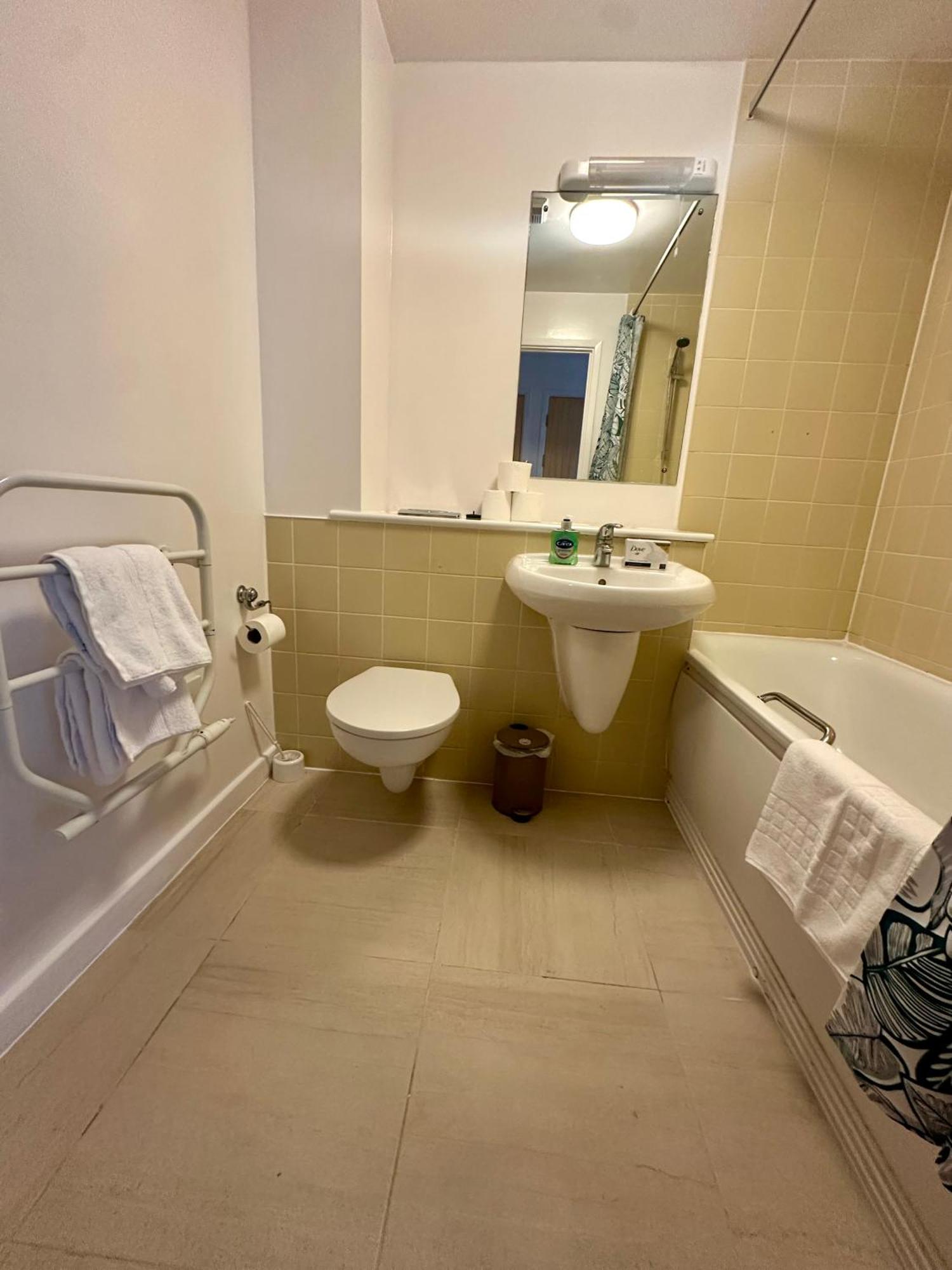 Gunwharf Quays Harbour Apartments พอร์ตสมัธ ภายนอก รูปภาพ