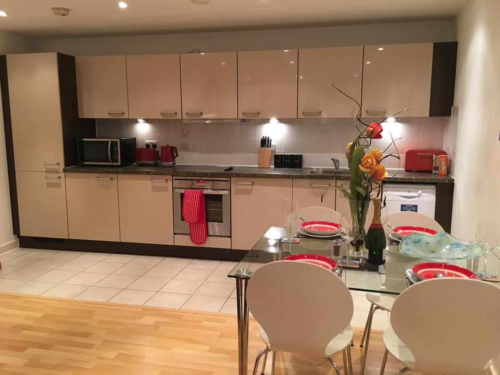 Gunwharf Quays Harbour Apartments พอร์ตสมัธ ภายนอก รูปภาพ