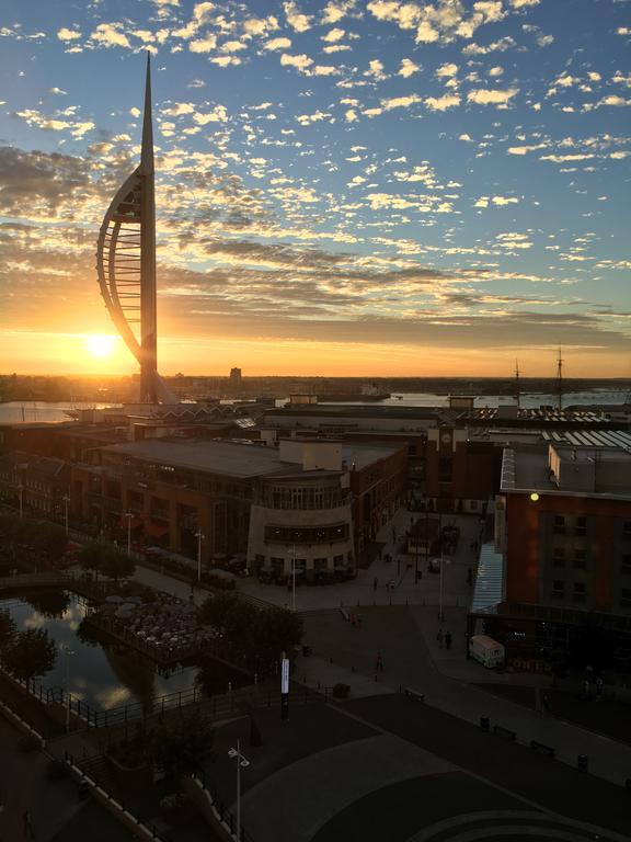 Gunwharf Quays Harbour Apartments พอร์ตสมัธ ภายนอก รูปภาพ