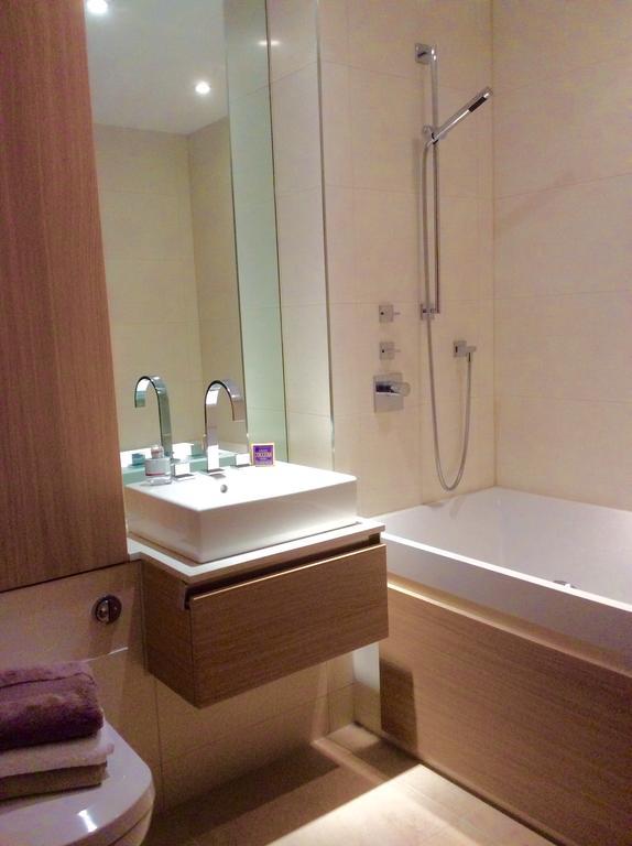 Gunwharf Quays Harbour Apartments พอร์ตสมัธ ภายนอก รูปภาพ