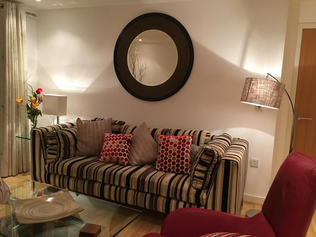 Gunwharf Quays Harbour Apartments พอร์ตสมัธ ภายนอก รูปภาพ